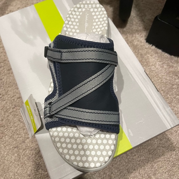 Brand new Eddie Bauer slides - Picture 3 of 6